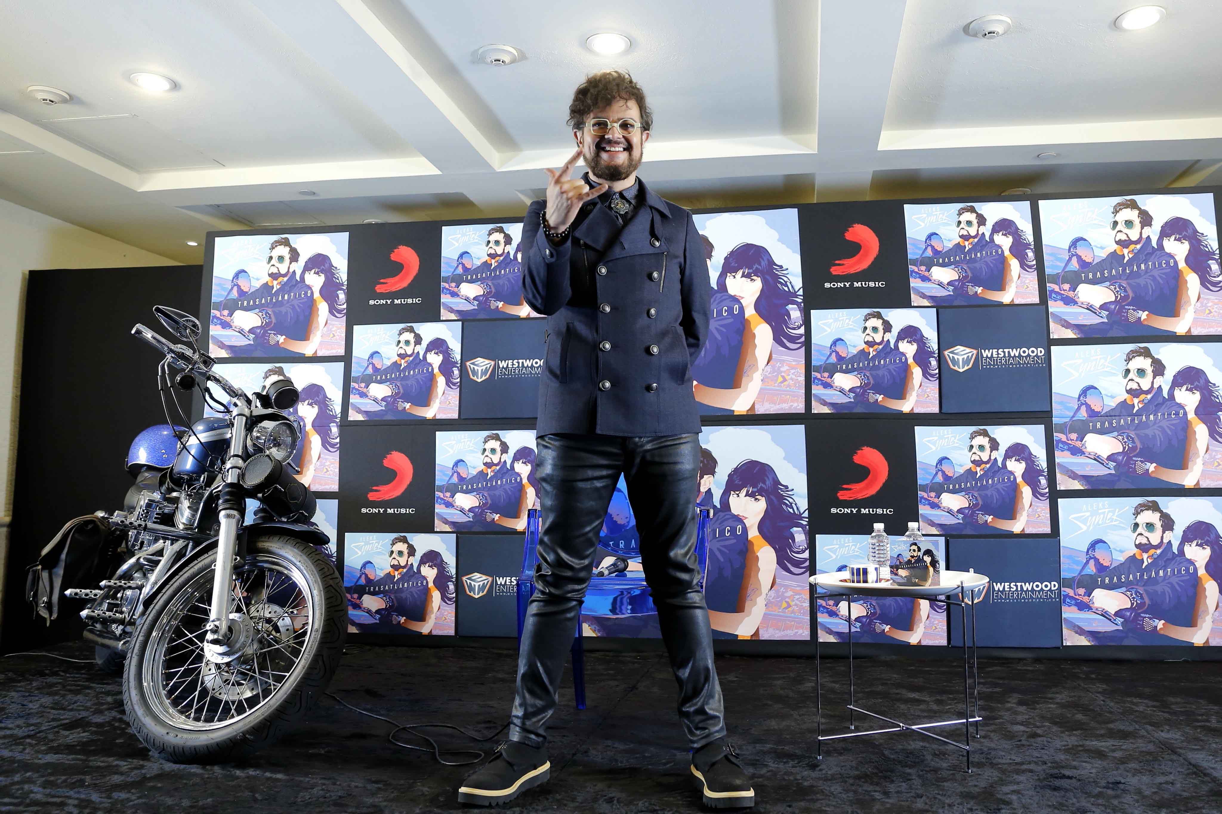 Aleks Syntek homenajea las canciones populares de los años ochenta en España