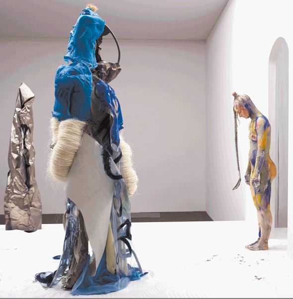 Escultura vivas en la gigantesca exposición Art Basel