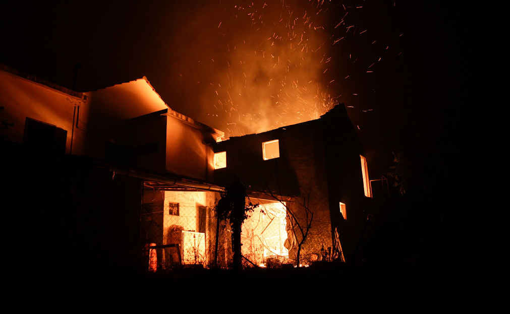 Una de las casas alcanzadas por el fuego en el incendio ocurrido en el centro de Portugal. LA PRENSA / EFE/EPA/PAULO CUNHA