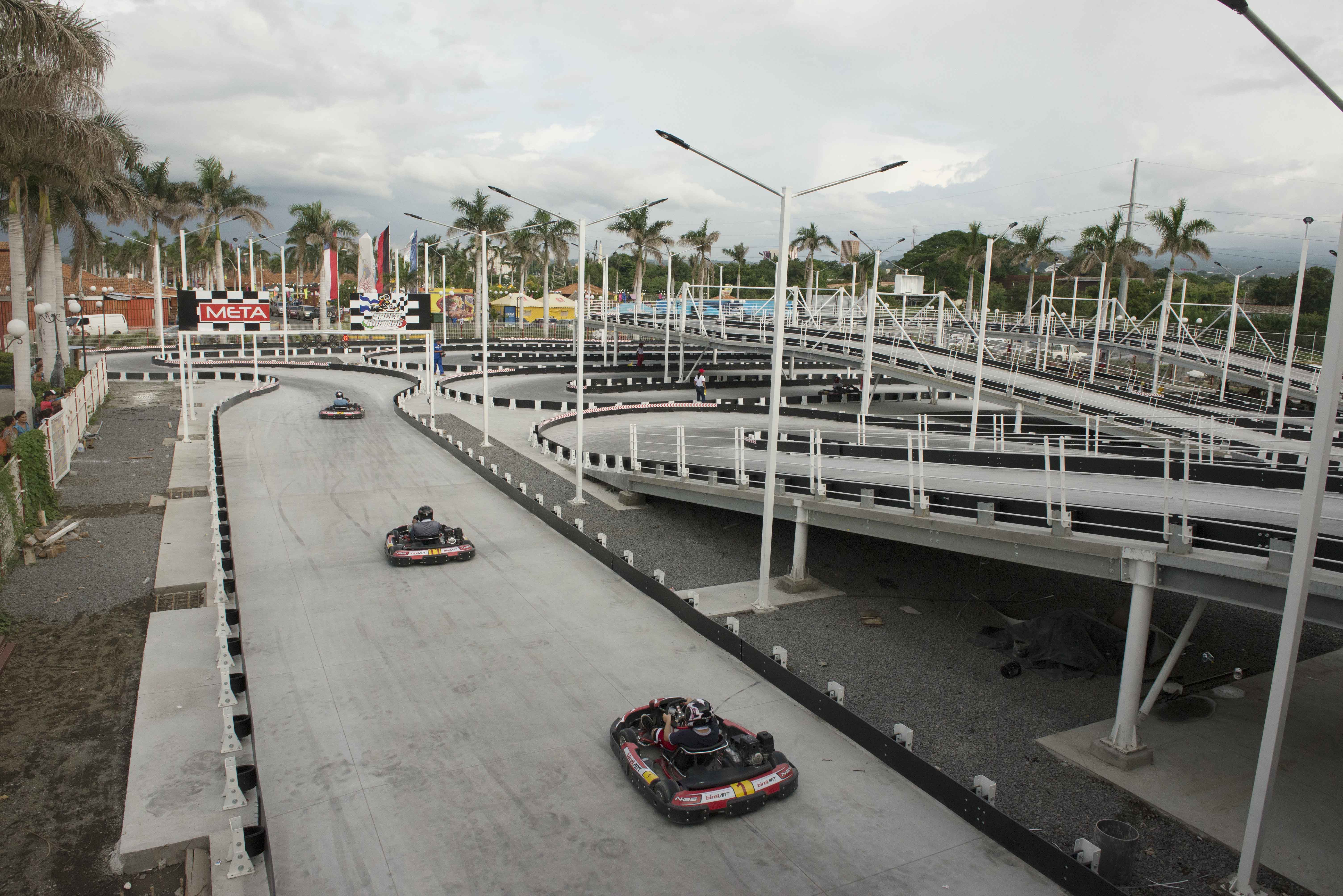 El viernes de apertura al público la pista de GoKarts recibió a 250 personas y estuvo abierta hasta la una de la madrugada del sábado. Foto: Uriel Molina / LA PRENSA