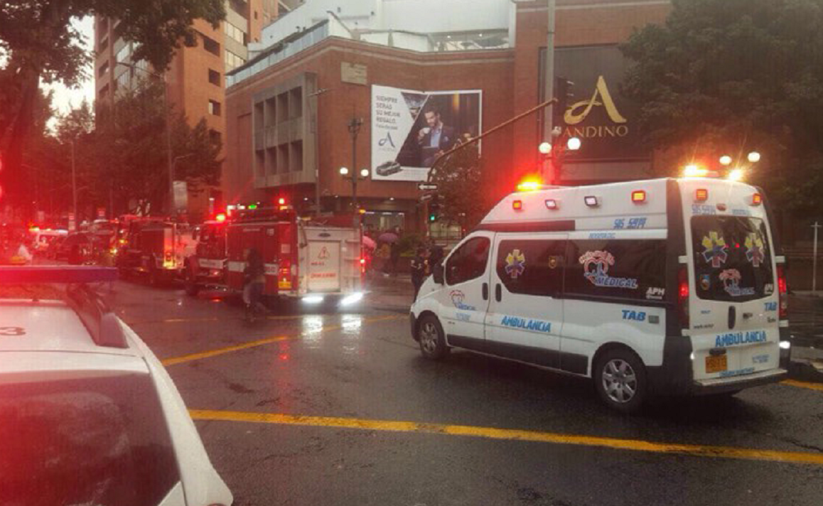 Vehículos de emergencias fuera del centro comercial donde ocurrió el atentado en Bogotá, Colombia. LA PRENSA / Enrique Peñalosa. EFE/