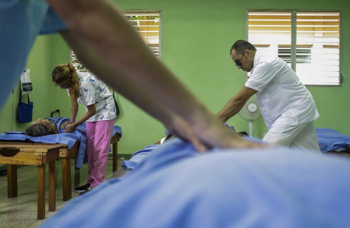 Ciegos luchan en Nicaragua y se ganan la vida como masajistas shiatsu