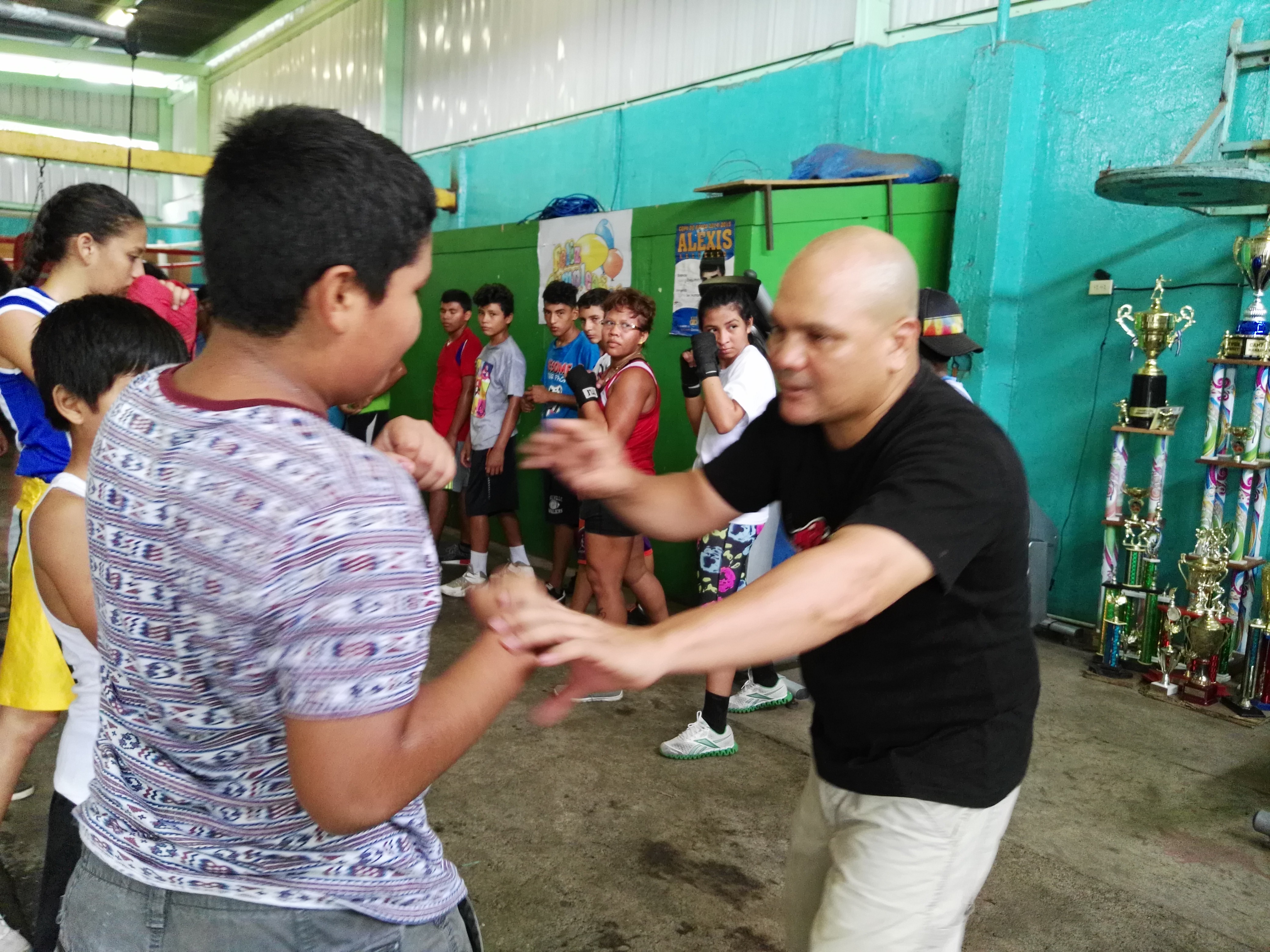 Rosendo Álvarez entrenó a un grupo de boxeadores jóvenes para que le fuera aprobada la licencia de entrenador. Foto: BAYRON SAAVEDRA