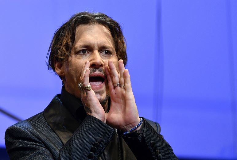 Johnny Depp crea polémica en Glastonbury al preguntarse por asesinato Trump