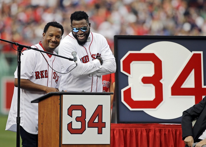 David Ortiz fue acompañado en la ceremonia de retiro de su número por su compatriota y “compadre” Pedro Martínez. miembro del Salón de la Fama. LA PRENSA/AP/Elise Amendola