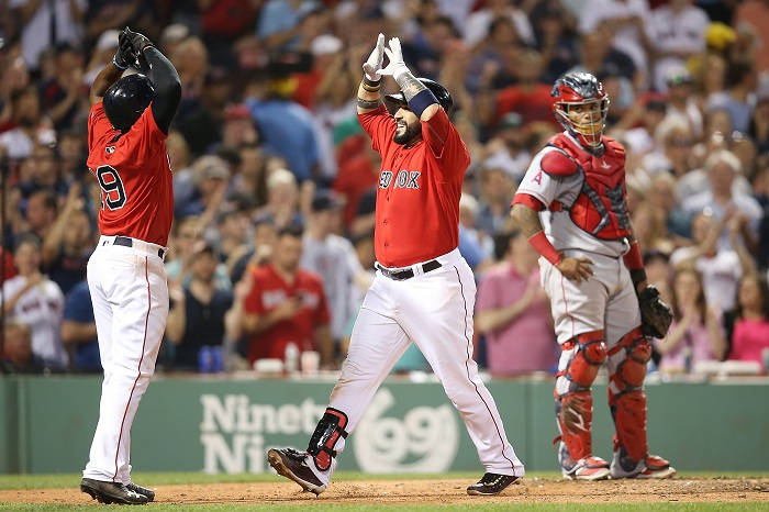 Sandy León empujó cuatro carreras y fue el pilar en la victoria de los Medias Rojas de Boston ante los Angelinos. LA PRENSA/Adam Glanzman/Getty Images/AFP
