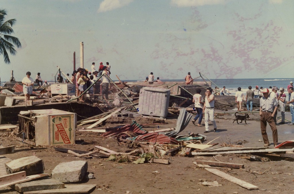 Un tsunami arrasa balneario de Masachapa, la ola causada por un terremoto alcanzó entre 4 y 10 metros de altura. Foto tomada en 1992. LAPRENSA/CORTESÍA/RIVITAS