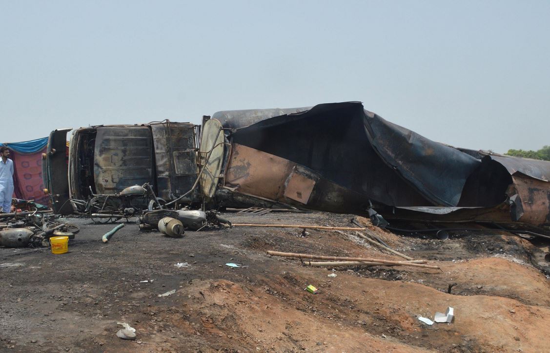 Camión cisterna se vuelca, explota y deja al menos 130 muertos en Pakistán