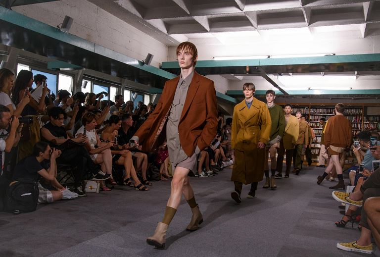 Semana de la Moda parisina: ¡Hombres enseñan las piernas!