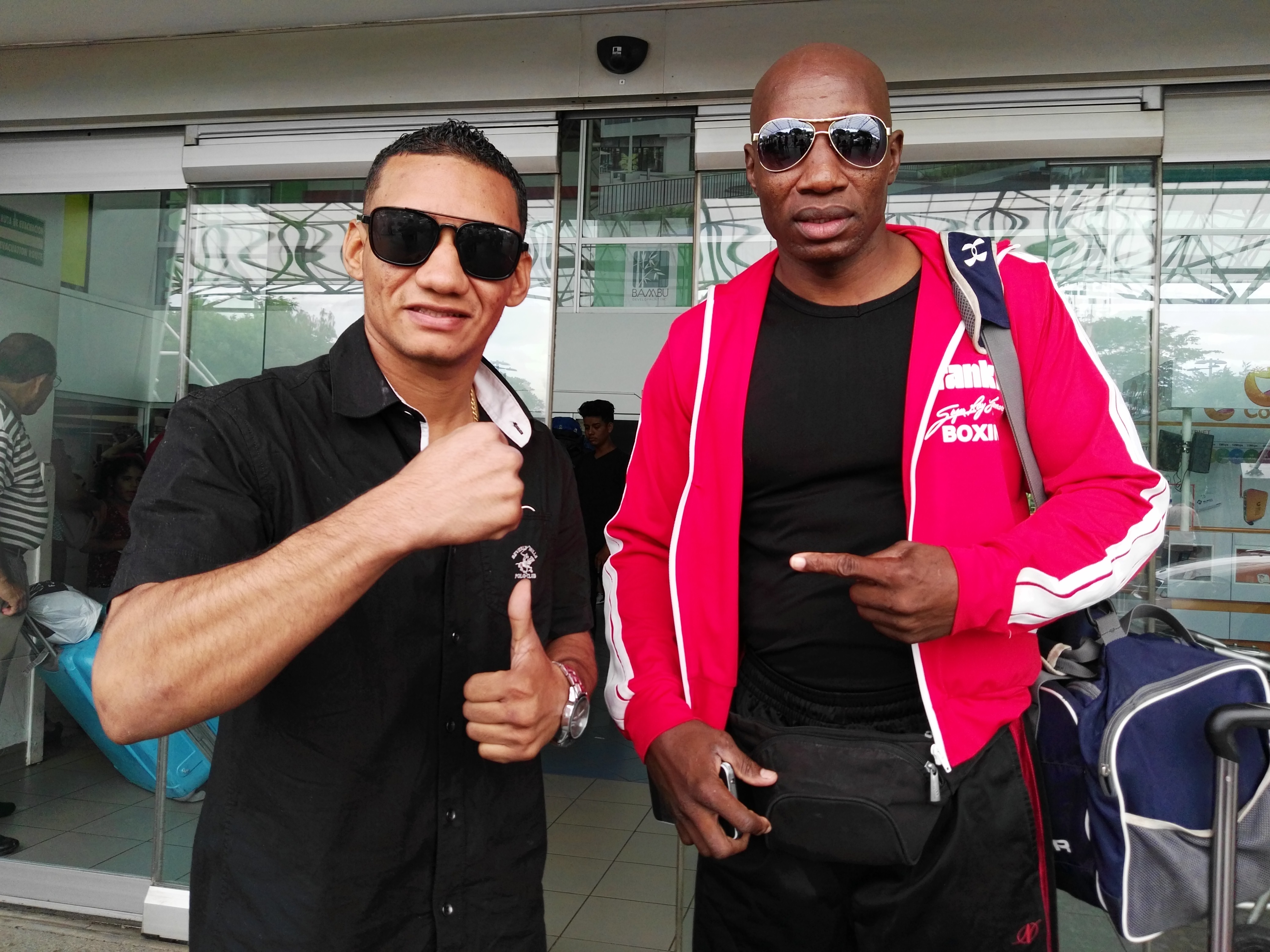 Carlos “La Arañita” Ortega y su entrenador Juan Mosquera al arribar al país ayer a mediodía. Foto: LA PRENSA/ BAYRON SAAVEDRA