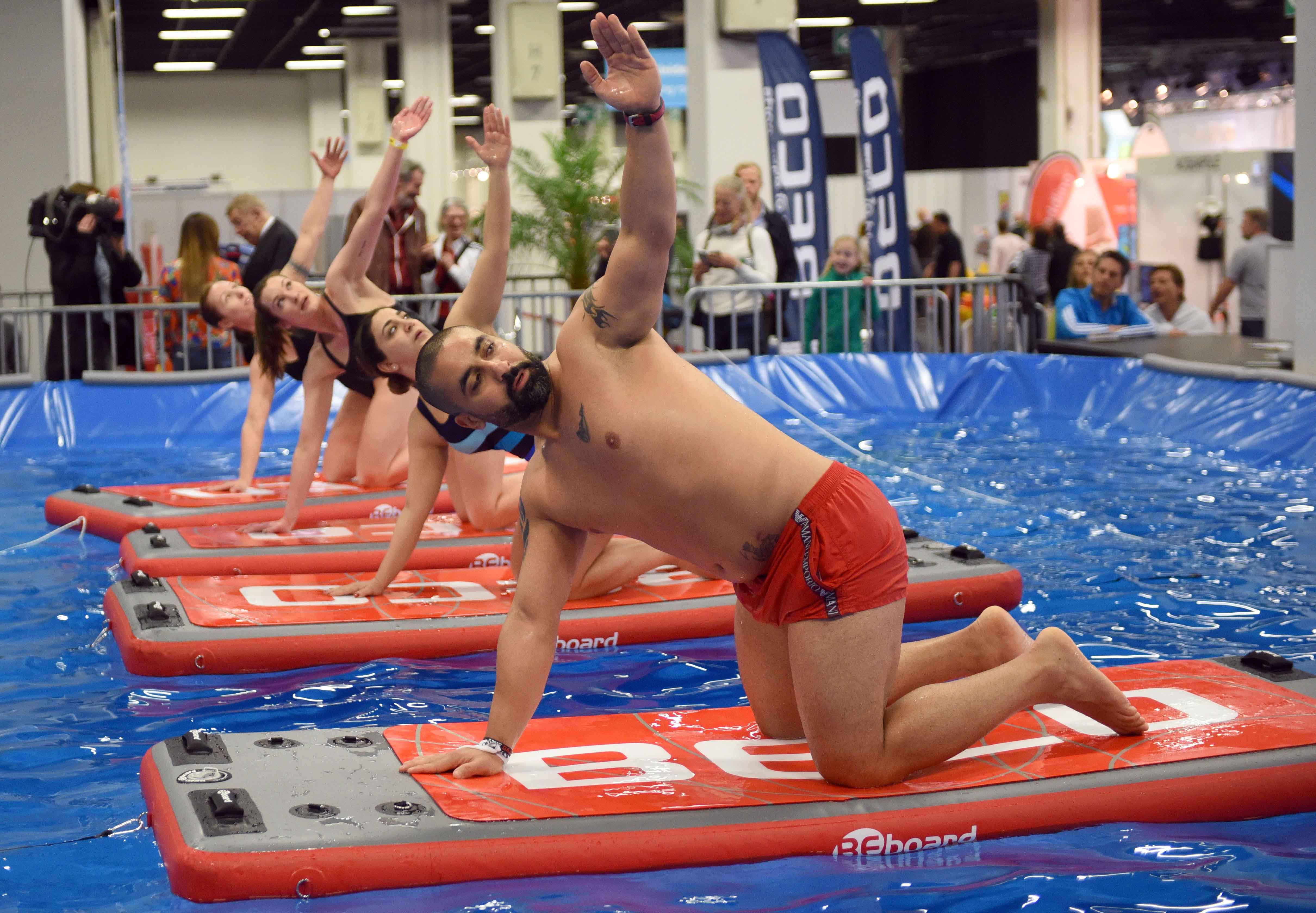 ejercicios en el agua, yoga