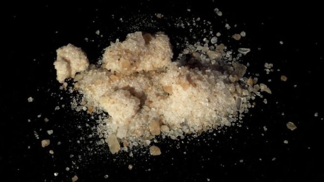 Qué es y por qué es tan peligroso el «champán rosado», la potente droga que conmociona a Reino Unido
