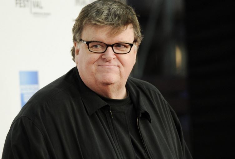 Michael Moore apoya al teatro que escenificó el asesinato de Trump