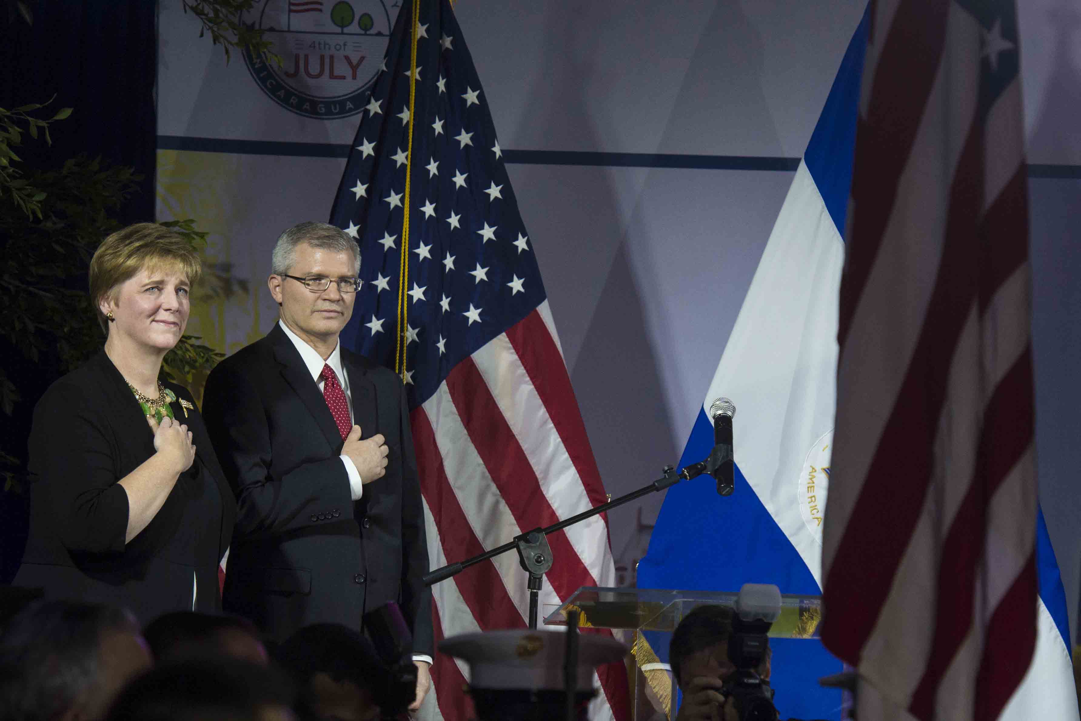 La embajadora de Estados Unidos, Laura Dogu, y el ministro consejero Chad Cummins escuchan el himno de su país en la celebración de la Firma de Independencia, que este próximo 4 de julio cumplirá 241 años. LA PRENSA/J. FLORES