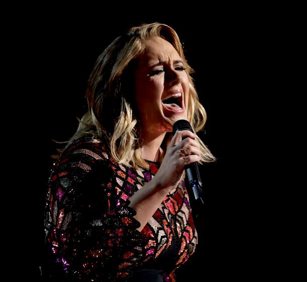 Adele vuelve a insinuar que dejará los escenarios