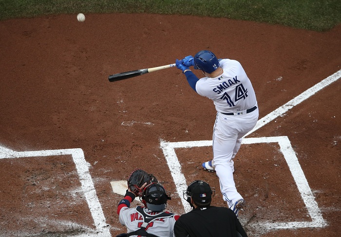 Justin Smoak dio el jonrón 1,070 del mes de junio en Grandes Ligas ante Doug Fister. LA PRENSA/Tom Szczerbowski/Getty Images/AFP