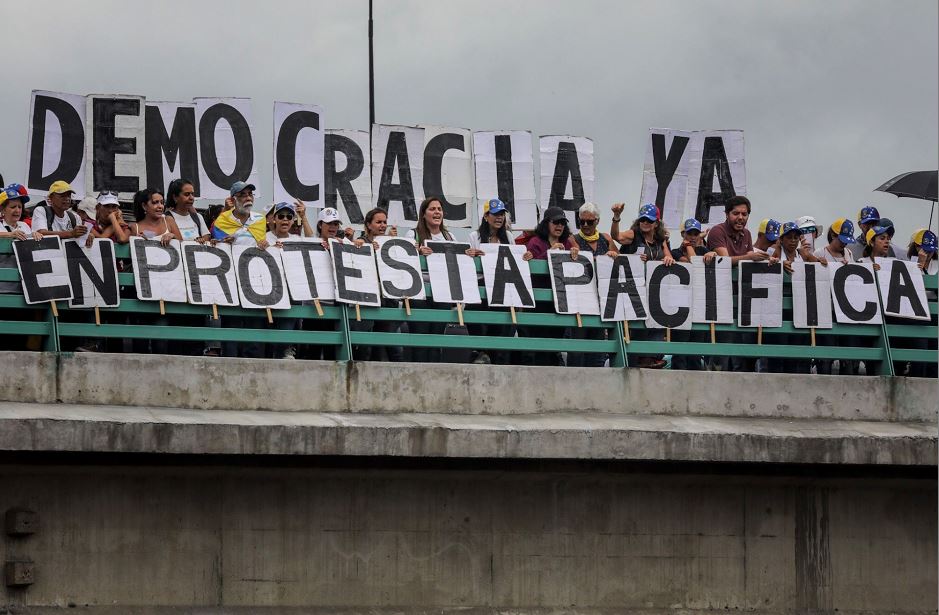 Manifestantes opositores participan en una marcha este 1 de julio de 2017, en Caracas, Venezuela. LA PRENSA/EFE/Miguel Gutiérrez