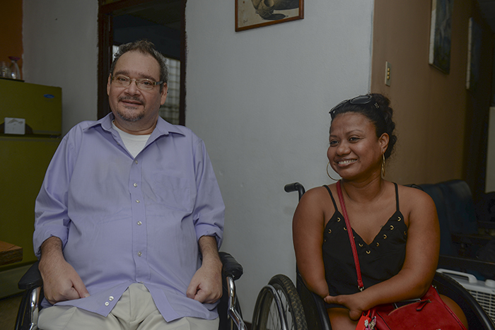 Las personas con discapacidad física ahora tienen oportunidad de servir a la comunidad en el sistema de justicia del país, como facilitadores judiciales. En la imagen los facilitadores José Antonio Gutiérrez y Joseph Espinoza. LA PRENSA/ CARLOS VALLE