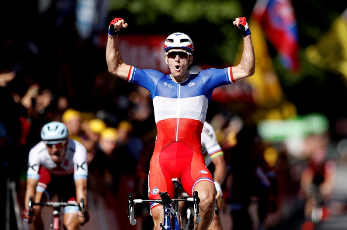El ciclista francés del equipo FDJ Arnaud Démare celebra su victoria en la cuarta etapa del Tour de Francia. LA PRENSA/EFE/GUILLAUME HORCAJUELO