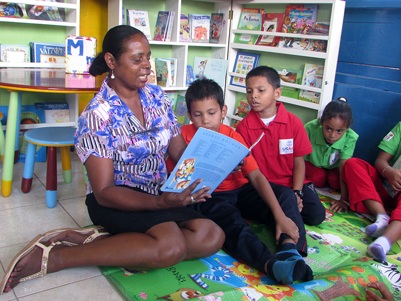 EE.UU. entrega 1.1 millón de dólares para fomentar la lectura en el Caribe Norte