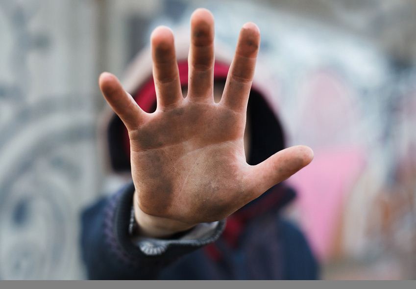 «Dos polleros abandonan a una mujer y se queda colgada en el muro fronterizo»