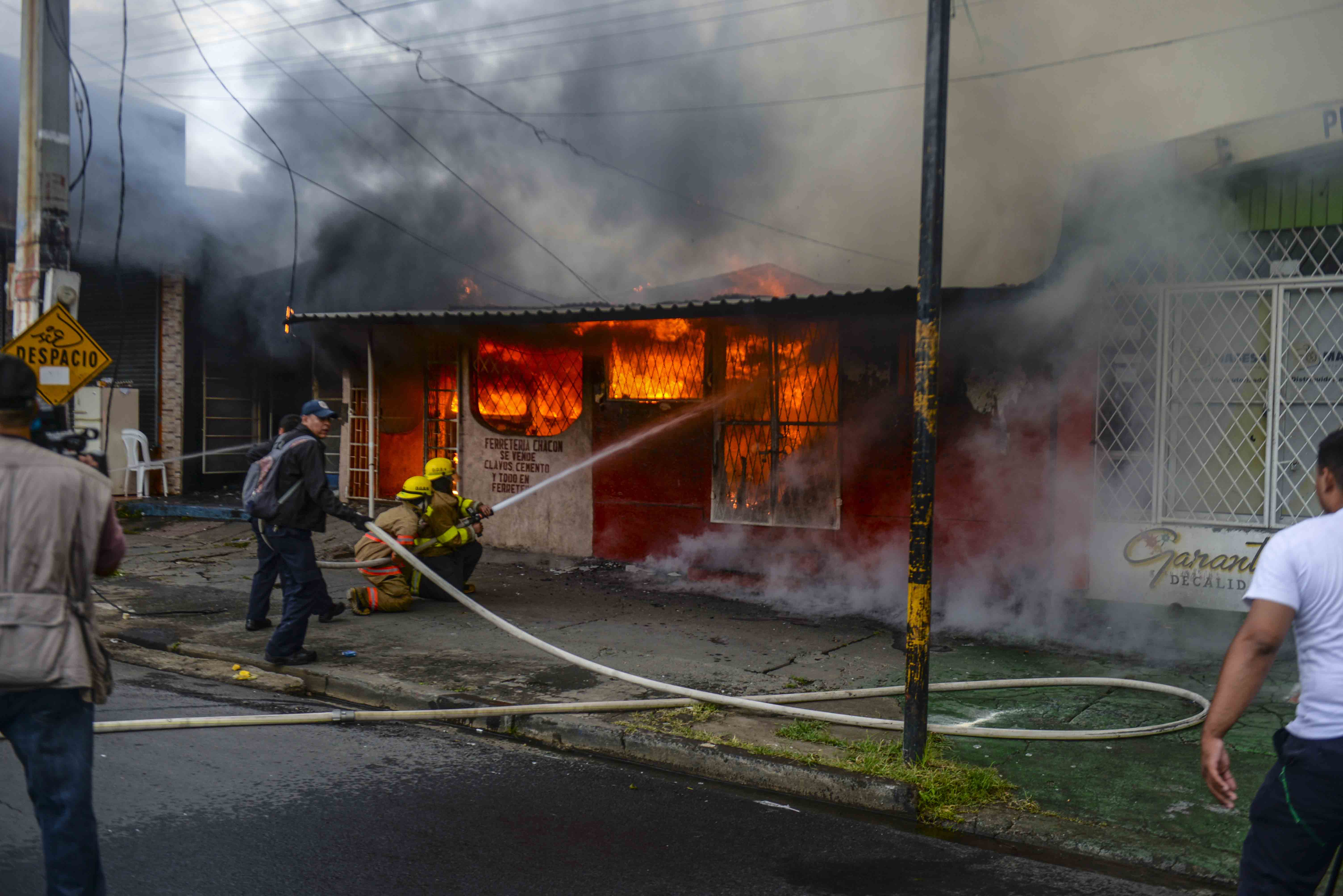 Tres tramos son consumidos por un incendio en el mercado Oriental