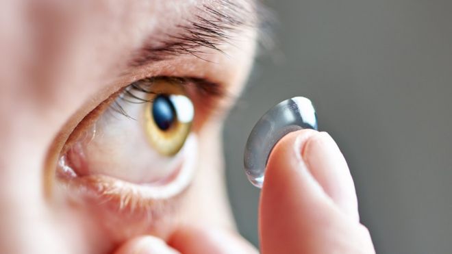 «Pegada como mocos»: la masa de 27 lentes de contacto que encontraron médicos británicos en los ojos de una mujer