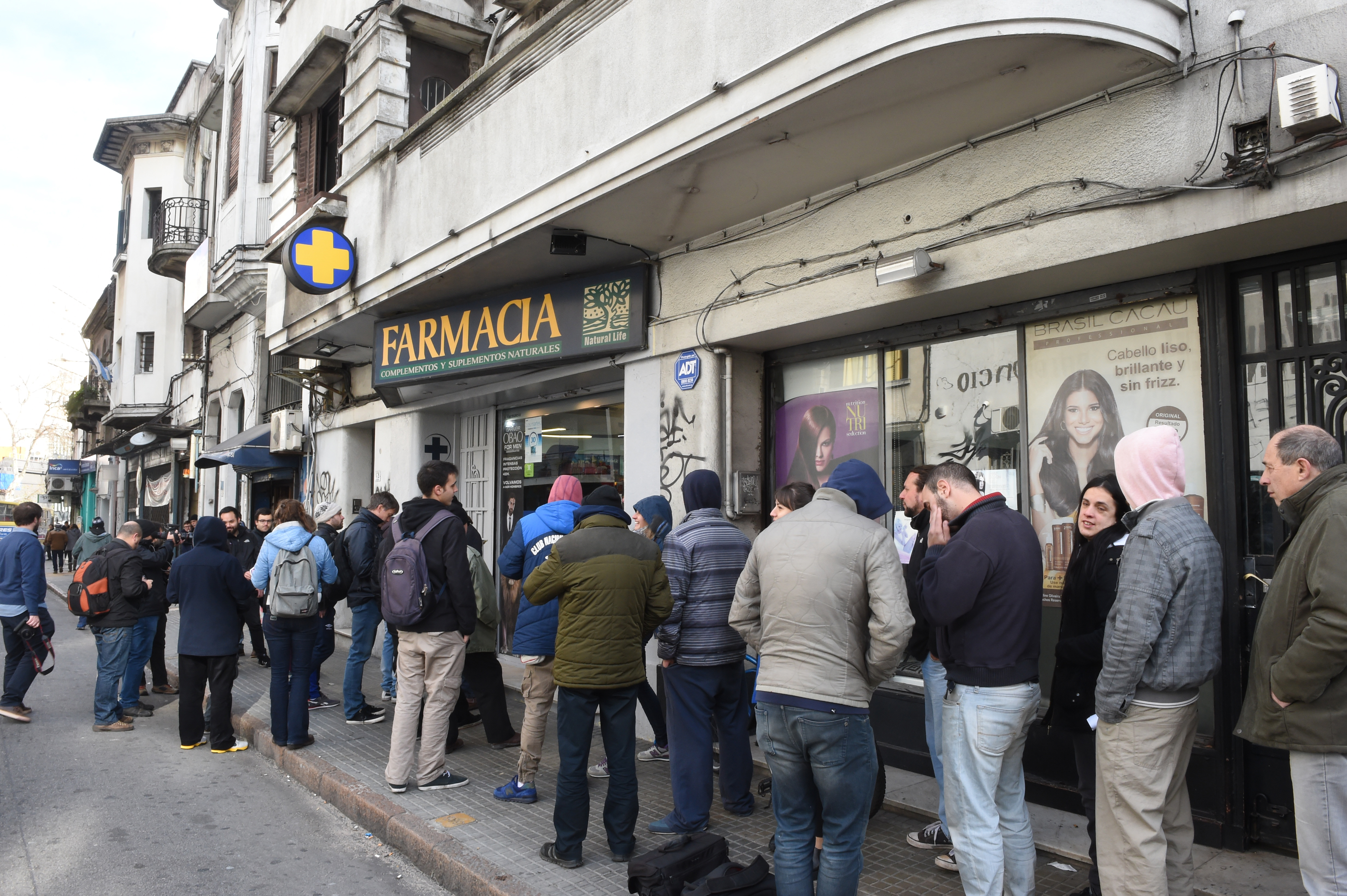 Farmacias de Uruguay comercializan marihuana producida bajo control del Estado