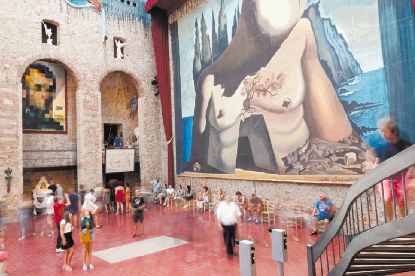 La exhumación de los restos de Salvador Dalí crea controversias en España