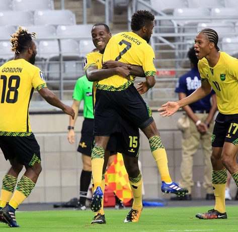 El jugador Kevon Lambert (atrás) abraza a su compañero Shaun Francis (2d) luego de que anotara un gol hoy, jueves 20 de julio de 2017, durante un partido entre Canadá y Jamaica de la Copa de Oro de la Concacaf, que se disputa en el Estadio de la Universidad de Phoenix, en Glendale, Arizona (Estados Unidos). EFE/ROY DABNER