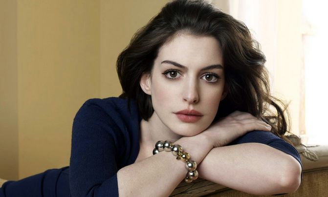 Anne Hathaway negocia protagonizar la película de Barbie