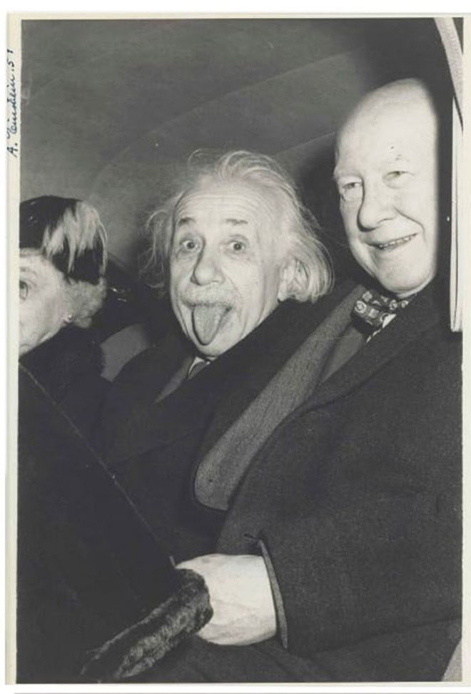 La historia detrás de la icónica foto de Albert Einstein con la lengua afuera
