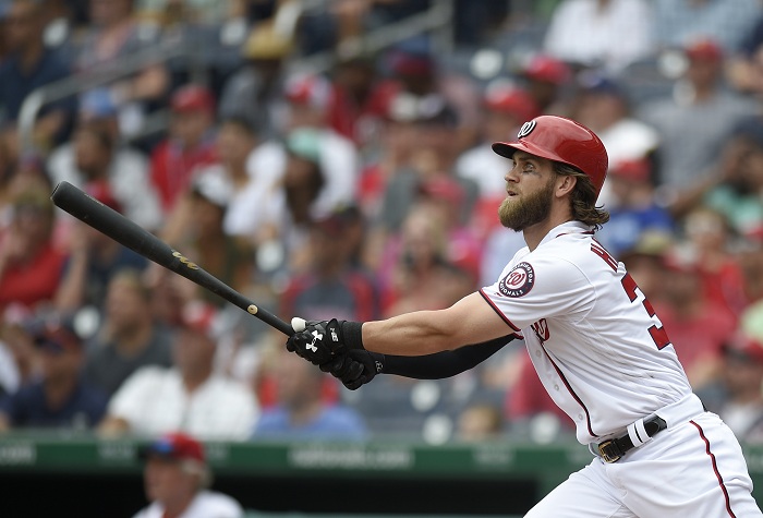 Bryce Harper dio dos de los ocho jonrones que conectaros los Nacionales de Washington ante los Cerveceros de Milwaukee. LA PRENSA/AP/Nick Wass