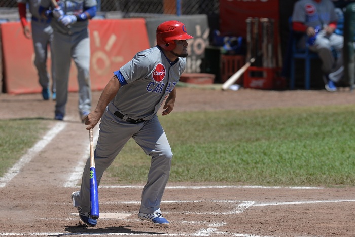 Jilton Calderón empujó con una base por bolas con bases llenas, la carrera que acabó el empate a cuatro entre Carazo y Matagalpa. LA PRENSA/JADER FLORES