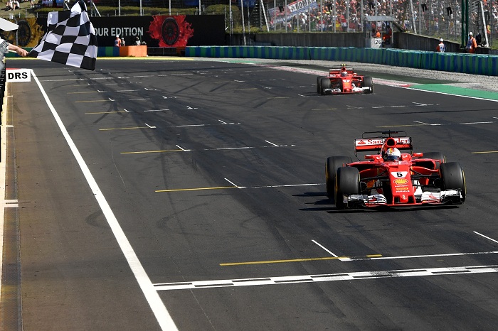 Sebastian Vettel cruzó la meta escoltado por su compañero de equipo Kimi Räikkönen. LA PRENSA/AFP/ANDREJ ISAKOVIC