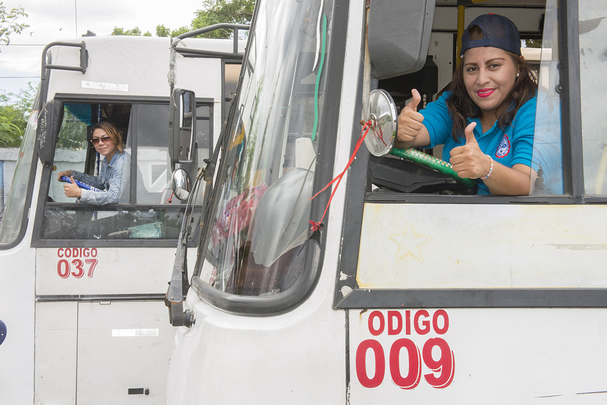 Ingrid González y Xóchilt García Treminio, son dos de las tres buseras de Managua. “Es un orgullo mi trabajo y una gran responsabilidad. Me encanta”, dice García.