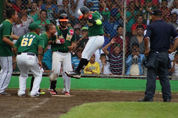 Enmanuel Treminio saltó sobre el plato y completó con su jonrón en el sexto inning el super nocaut de los Indígenas de Matagalpa ante Carazo, para avanzar a la postemporada. LA PRENSA/L.E. MARTÍNEZ