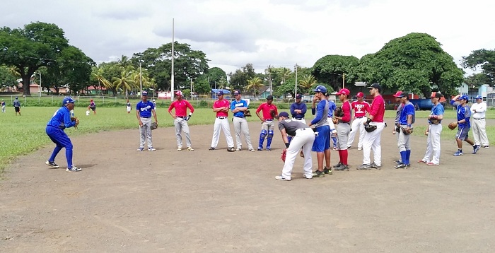 orge Luis Avellán (izquierda) trabaja con la Selección Nicaragüense de Beisbol Sub-18. LA PRENSA/ROSA MEMBREÑO