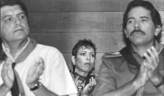 De izquierda a derecha: Sergio Ramírez Mercado, Rosario Murillo y Daniel Ortega, el 24 de septiembre de 1989 en la convención sandinista en la que se eligió a Daniel Ortega como candidato para las elecciones de 1990. LAPRENSA/Archivo