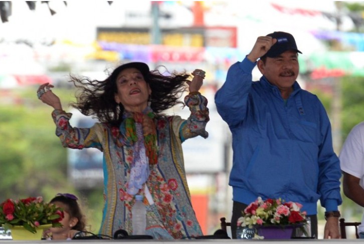 Rosario Murillo durante un acto público junto al dictador Daniel Ortega.