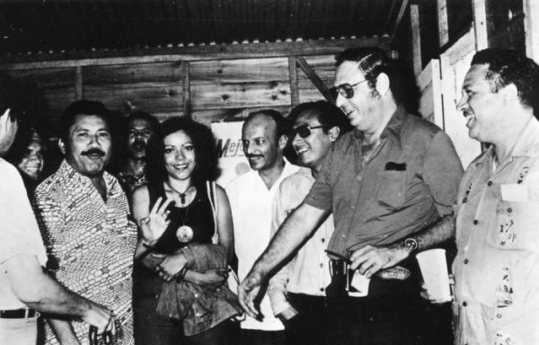 Rosario Murillo con Pedro Joaquín Chamorro, entre otros, cuando Murillo trabajó como secretaria de Chamorro en LA PRENSA. LAPRENSA/Archivo.