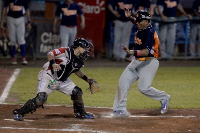 El artillero chontaleño Iván Hernández, en una acción contra los Indios del Bóer en el actual campeonato. Foto: Carlos Valle/ Archivo