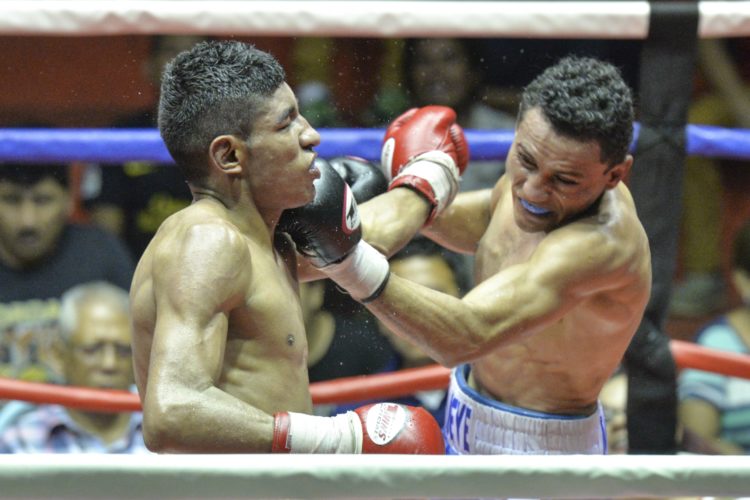 Alexander Mejía conecta a Ramiro Blanco en el mentón, en el gimnasio Nicarao, en Managua. Foto: Jader Flores /LA PRENSA