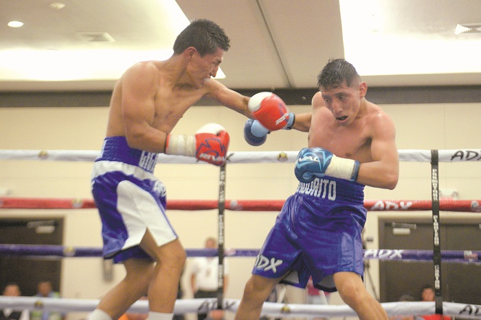 El Nicaraguense Julio Mendoza de guantes rojos, derroto al Mexicano Ulises Martin. en la pelea estelar de pinolero boxing, ganando titulo fedecentro, de la AMB Foto:Roberto Fonseca/LA PRENSA