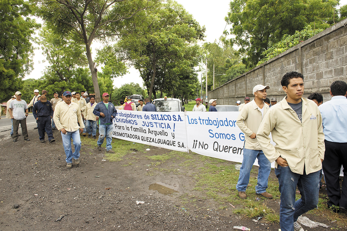 Trabajadores de la empresa Silico se mantienen atrincherados en las instalaciones de la misma en respaldo del empresario nica-estadounidense Silvio Argüello Herdocia, quien enfrenta un conflicto con la Procuraduría General de la República, a quien acusa de desmembrarle su propiedad de forma ilegal, LAPRENSA/ U. MOLINA