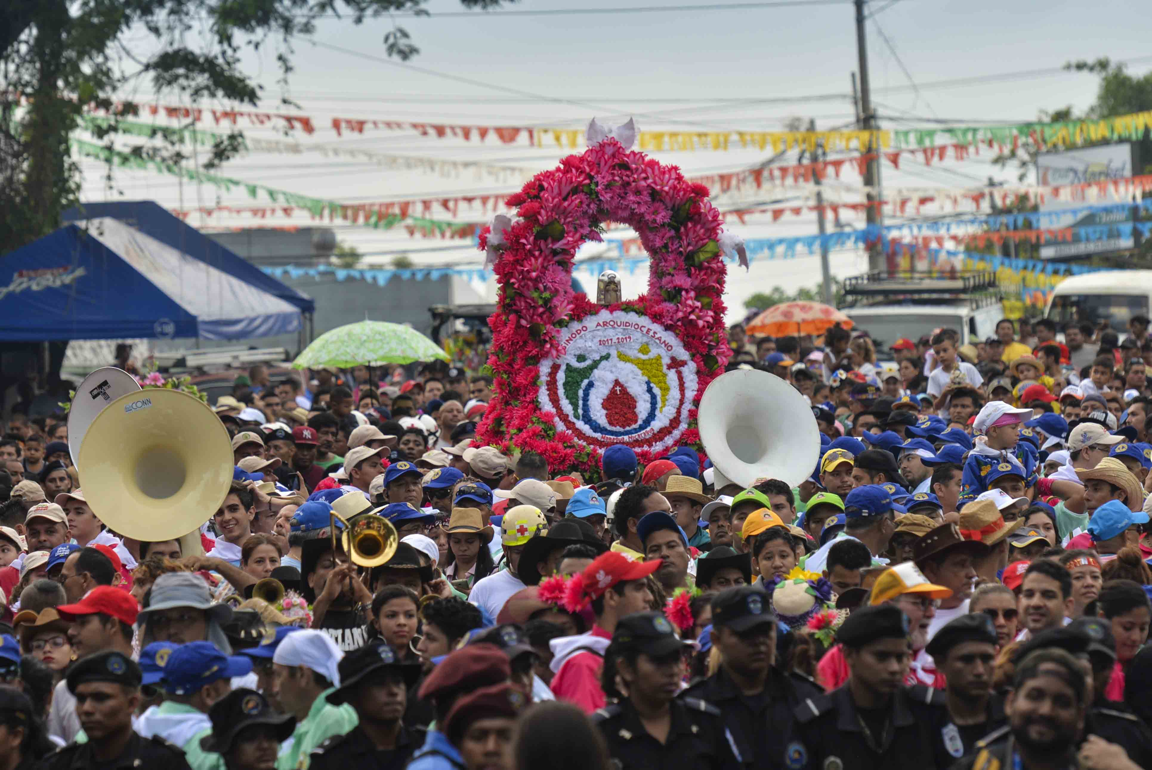 Tras la bajada de la imagen de Santo Domingo de Guzmán a la capital hay diez días de religión y tradición, una de las jornadas festivas más intensas del país. LA PRENSA / J. FLORES