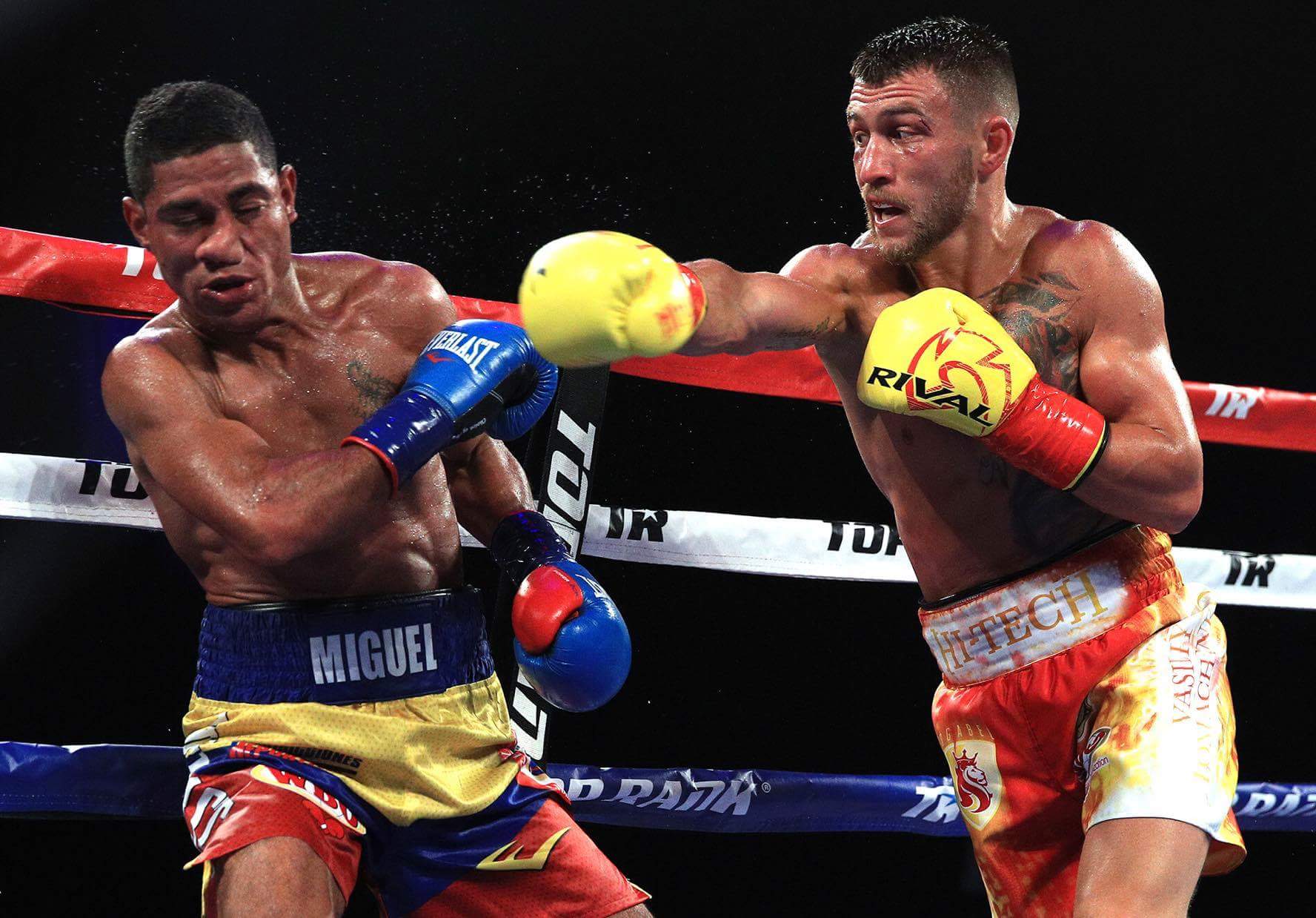 Vasyl Lomachenko conecta al colombiano Miguel Arriaga en la función de la noche del sábado en el Microsoft Theater, en Los Ángeles, Estados Unidos. Foto: Cortesía: Mike Williams - Vía Marcelino Castillo