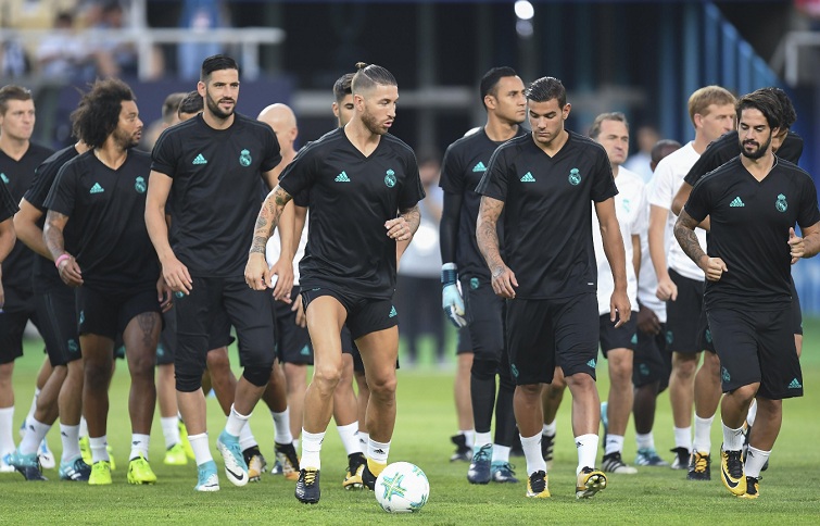 El defensa del Real Madrid, Sergio Ramos (C), en entrenamiento del plantel blanco en Macedonia, de cara al duelo con el Manchester United. Foto: LA PRENSA/ EFE