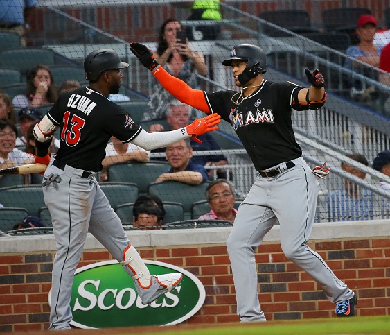 Giancarlo Stanton celebra con su compañero Marcell Ozuna su jonrón 37 de este año en la Gran Carpa. Foto: LA PRENSA/ AP