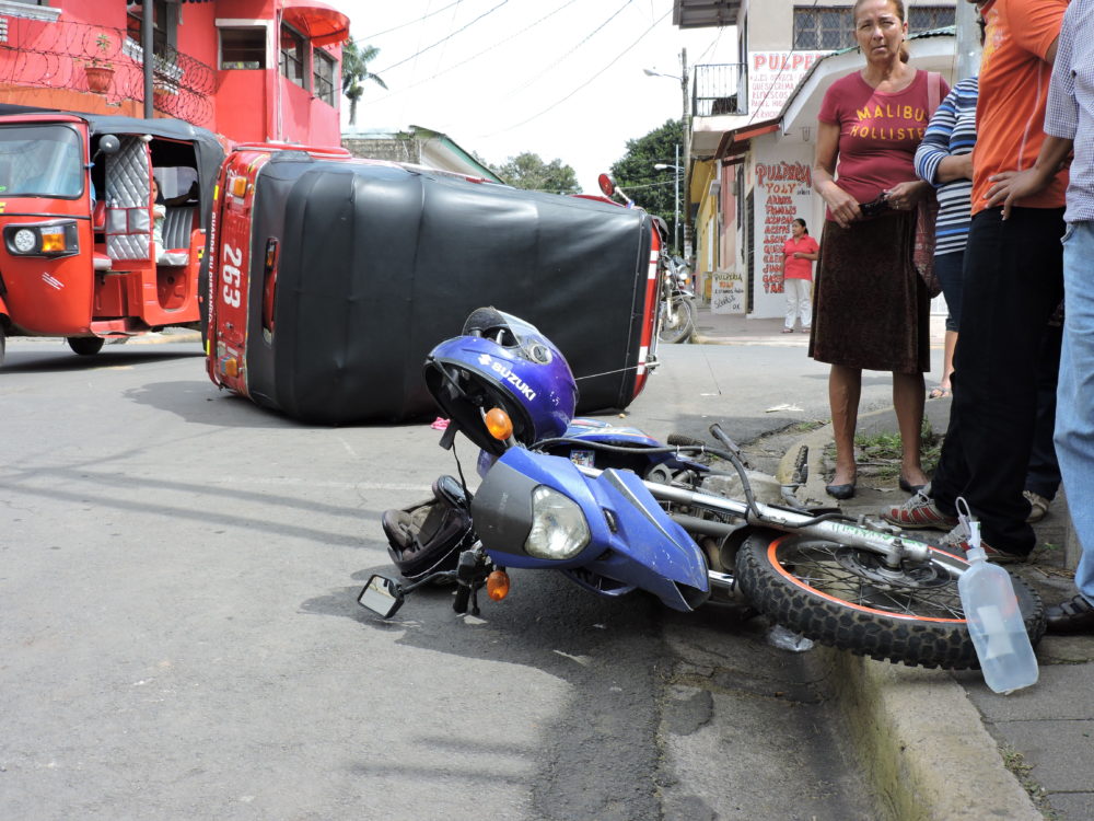 Falta de señalización provoca accidente que deja cuatro lesionados en Diriamba